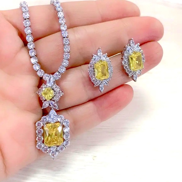 NWOT 
Stunning Dubai gold over sterling silver jewelry set. - Picture 1 of 1